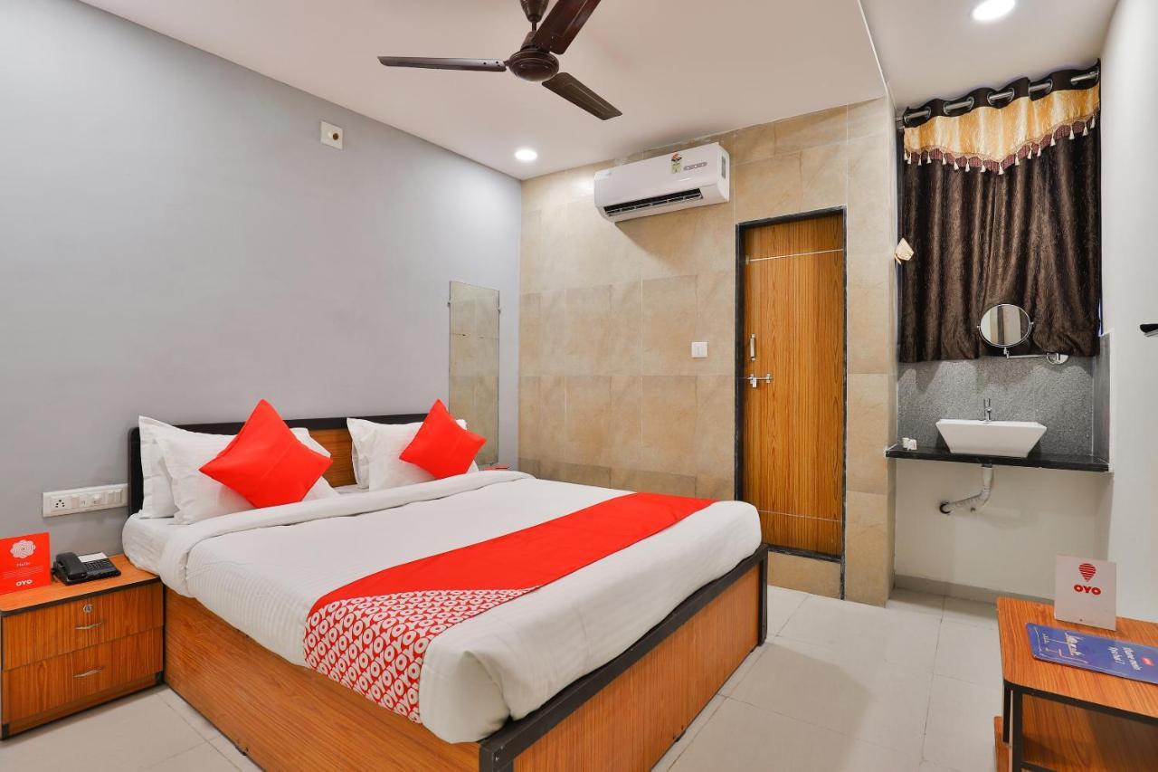 Oyo 16675 Hotel Shri Krishna Inn Surat Exterior photo