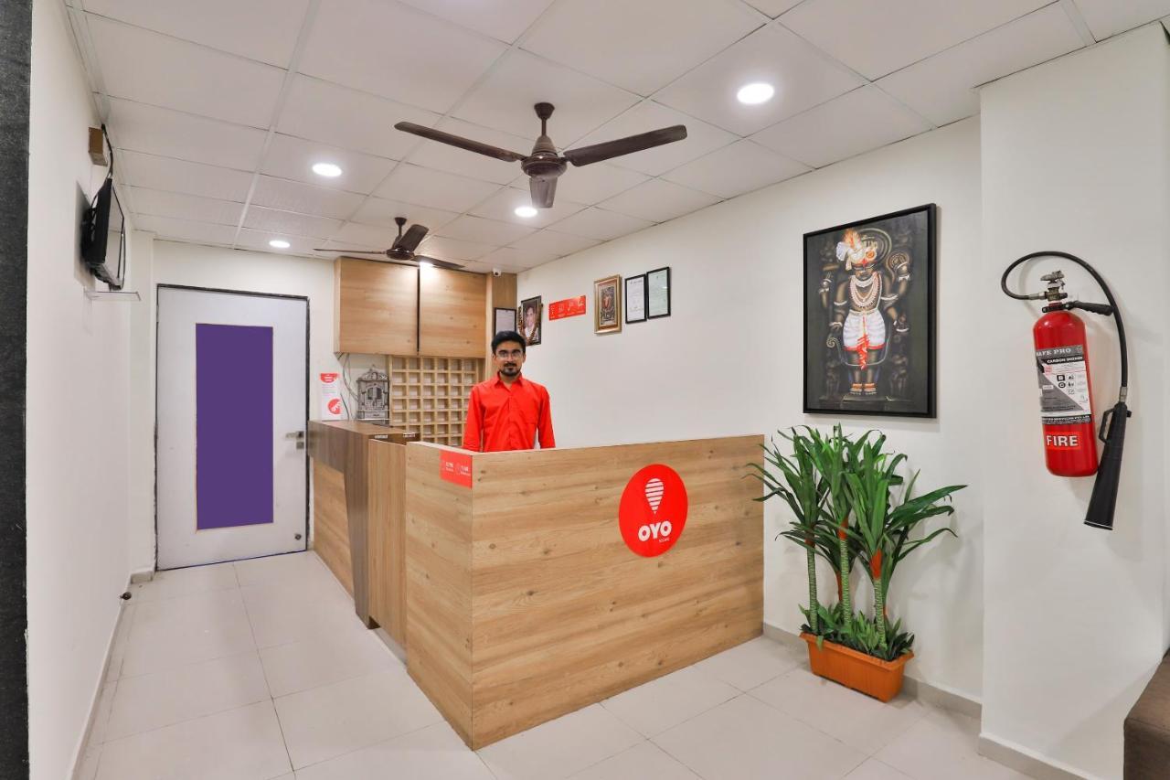 Oyo 16675 Hotel Shri Krishna Inn Surat Exterior photo