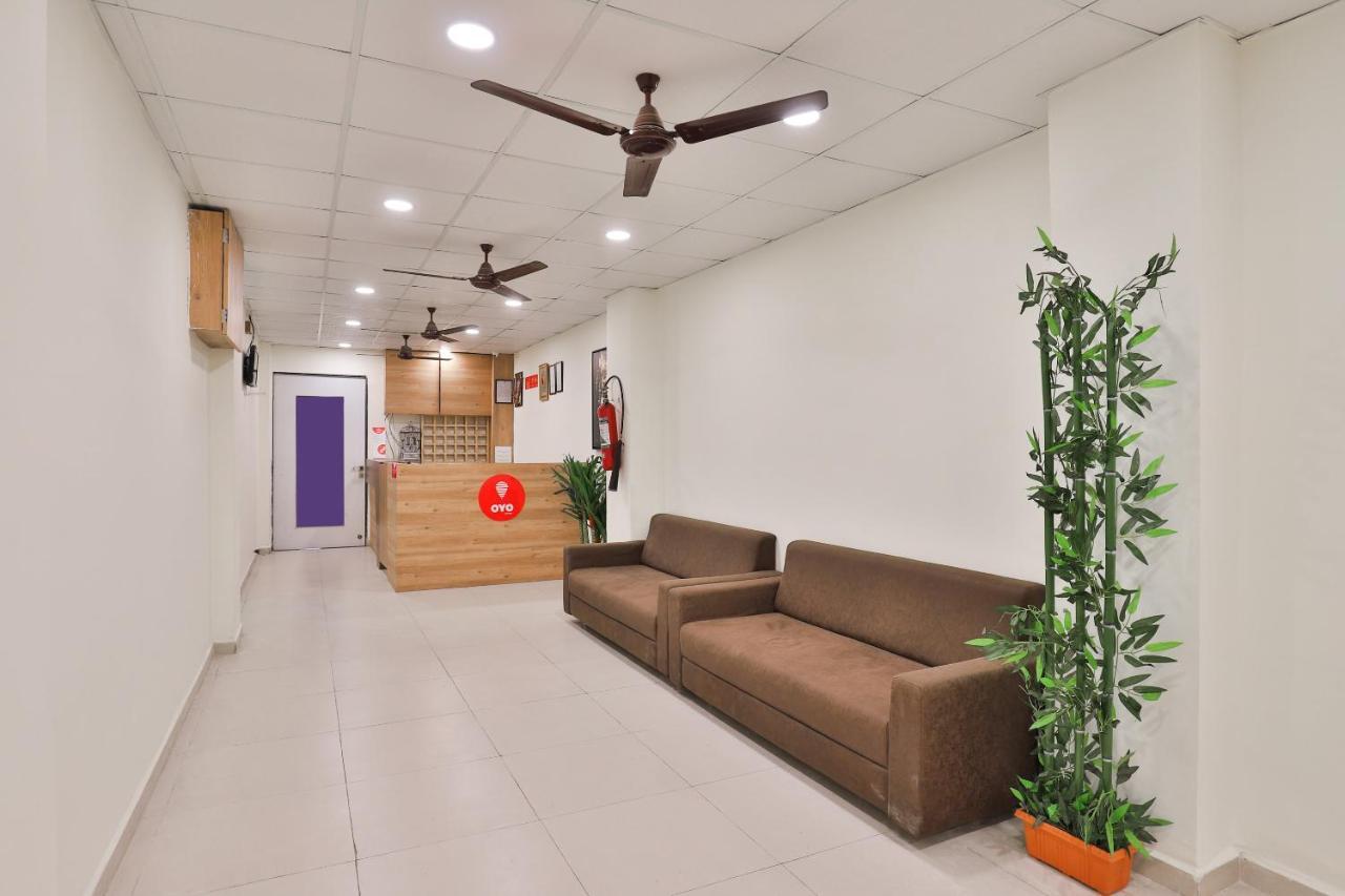 Oyo 16675 Hotel Shri Krishna Inn Surat Exterior photo
